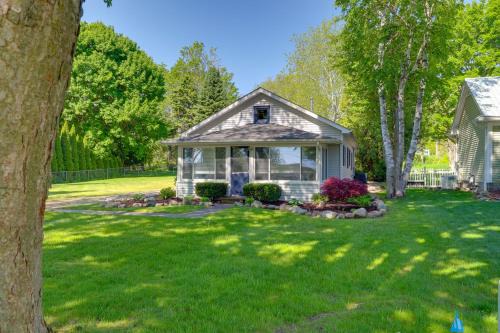 Cute Cottage Getaway; Walk to Lake and Town