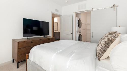 Landing Stunning 1BD Yoga Studio Gym