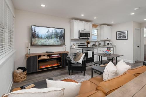 Ideal Location & Mountain Views: Chattanooga Home!