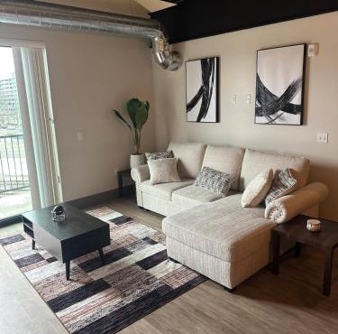 304 New Luxury Downton Condo with Fireplace, 2 bdrm