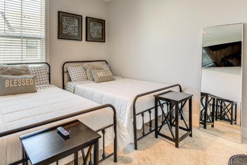 2 Mi to Zoo Atlanta: Modern Townhome w/Balcony